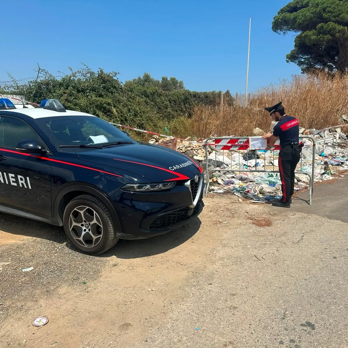Isola Capo Rizzuto, discarica abusiva a due passi dal centro abitato: scatta il sequestro