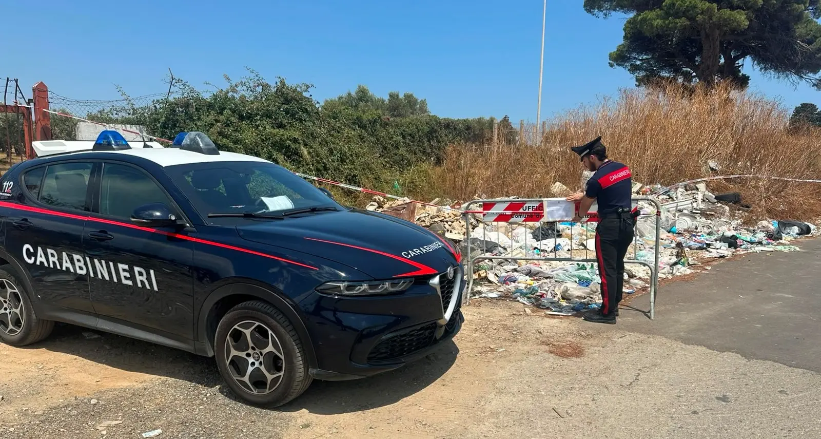 Isola Capo Rizzuto, discarica abusiva a due passi dal centro abitato: scatta il sequestro\n