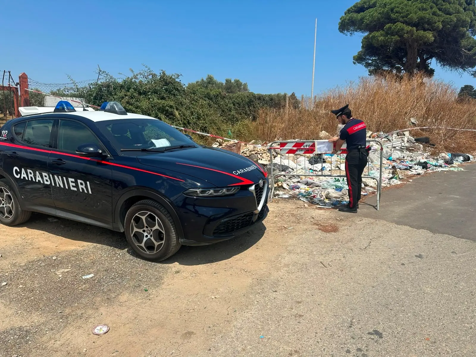 Isola Capo Rizzuto, discarica abusiva a due passi dal centro abitato: scatta il sequestro\n