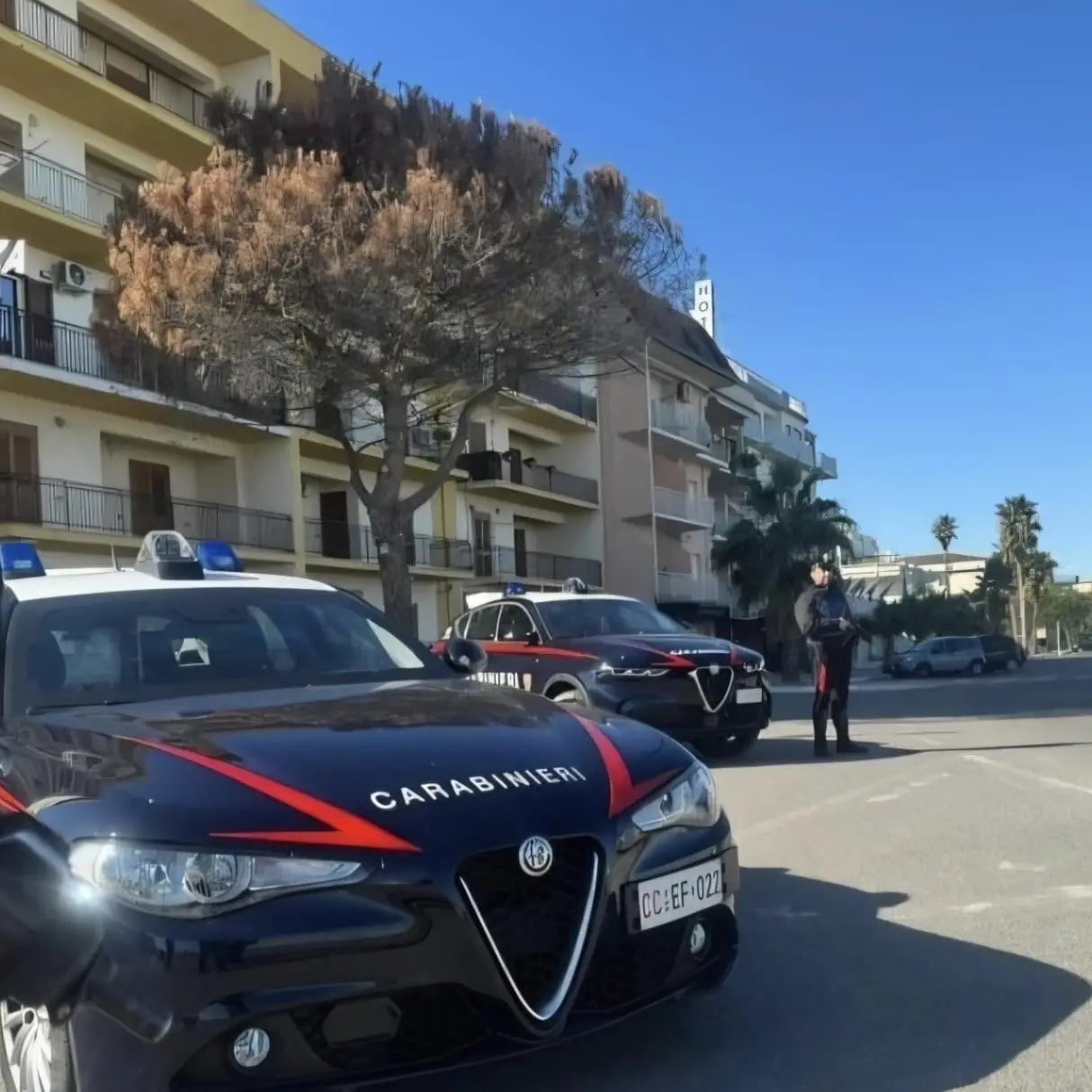 San Lucido, cosentino forza il posto di blocco e si tuffa in mare: arrestato. Aveva droga con sé