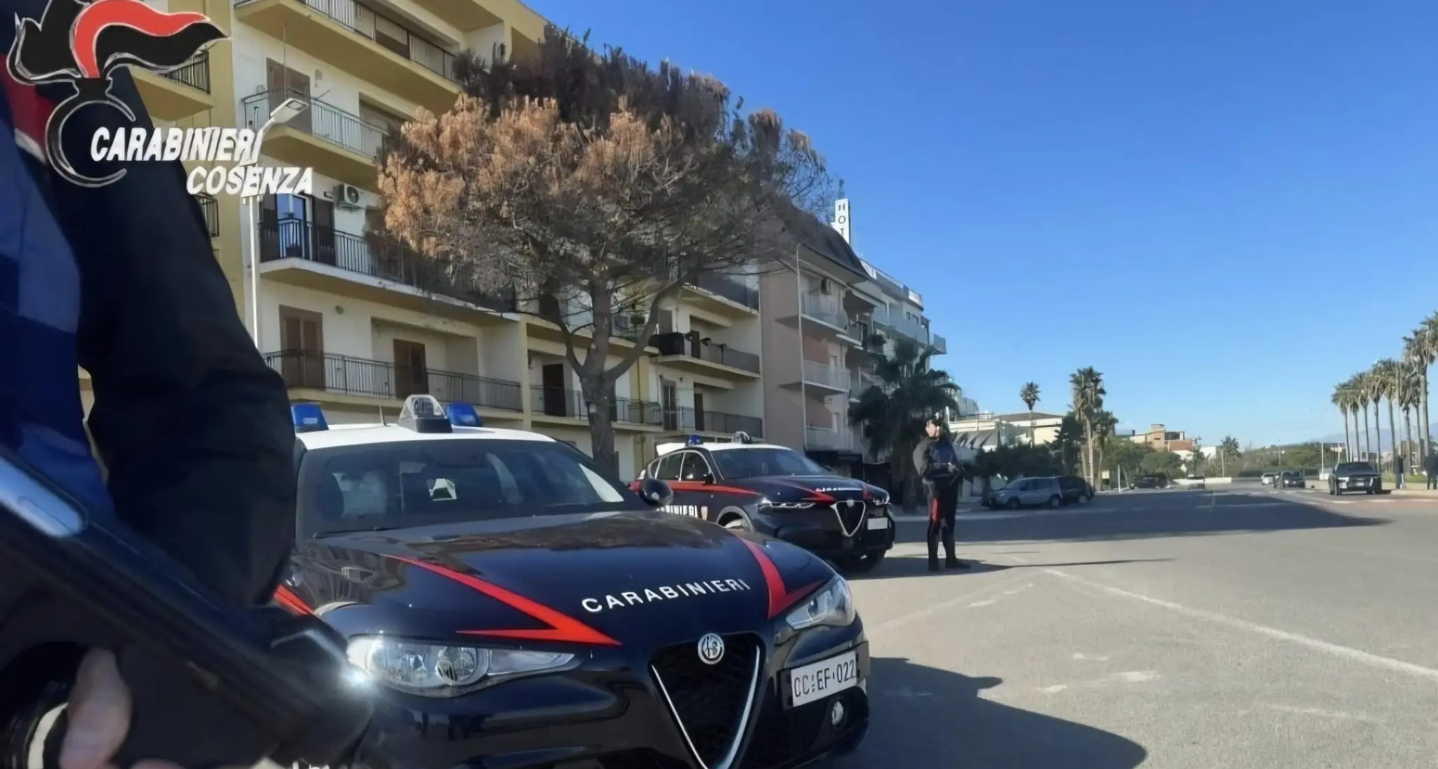 San Lucido, cosentino forza il posto di blocco e si tuffa in mare: arrestato. Aveva droga con sé