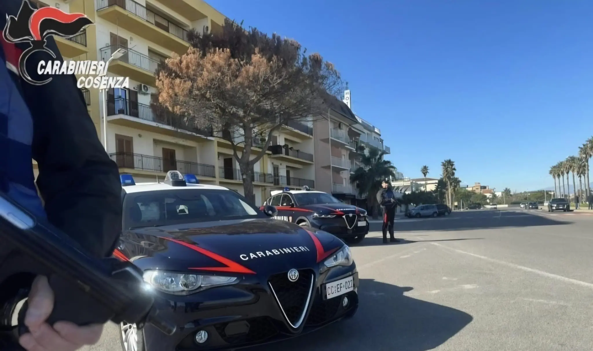 San Lucido, cosentino forza il posto di blocco e si tuffa in mare: arrestato. Aveva droga con sé