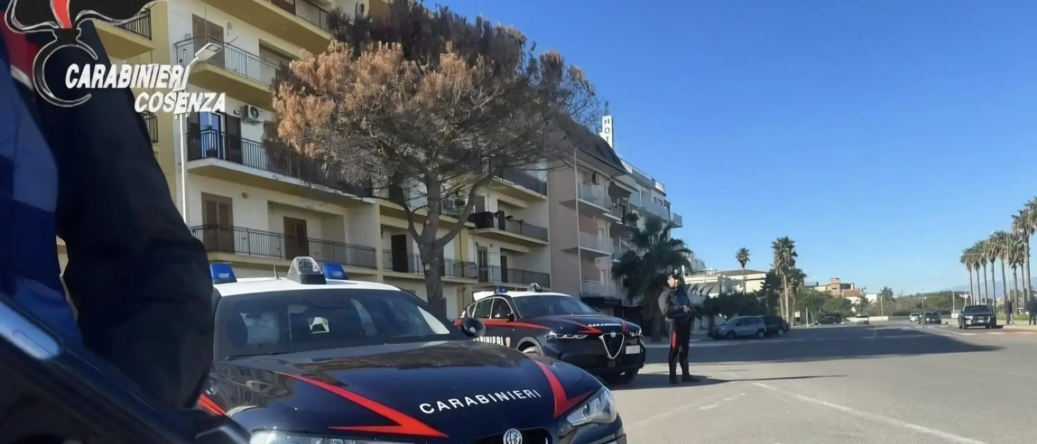 San Lucido, cosentino forza il posto di blocco e si tuffa in mare: arrestato. Aveva droga con sé
