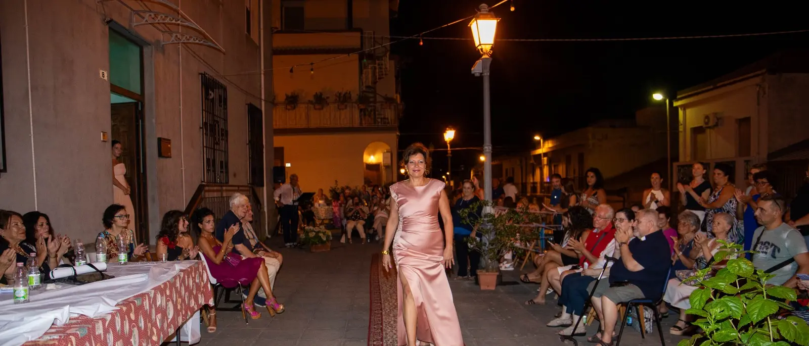 A Ferrito la moda sfila sotto le stelle tra eleganza tradizione e comunità\n