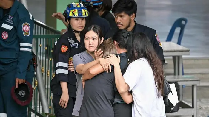 <p>L'abbraccio dopo la sparatoria in una scuola a nord di Bangkok (Ansa)</p>\\n , AFP