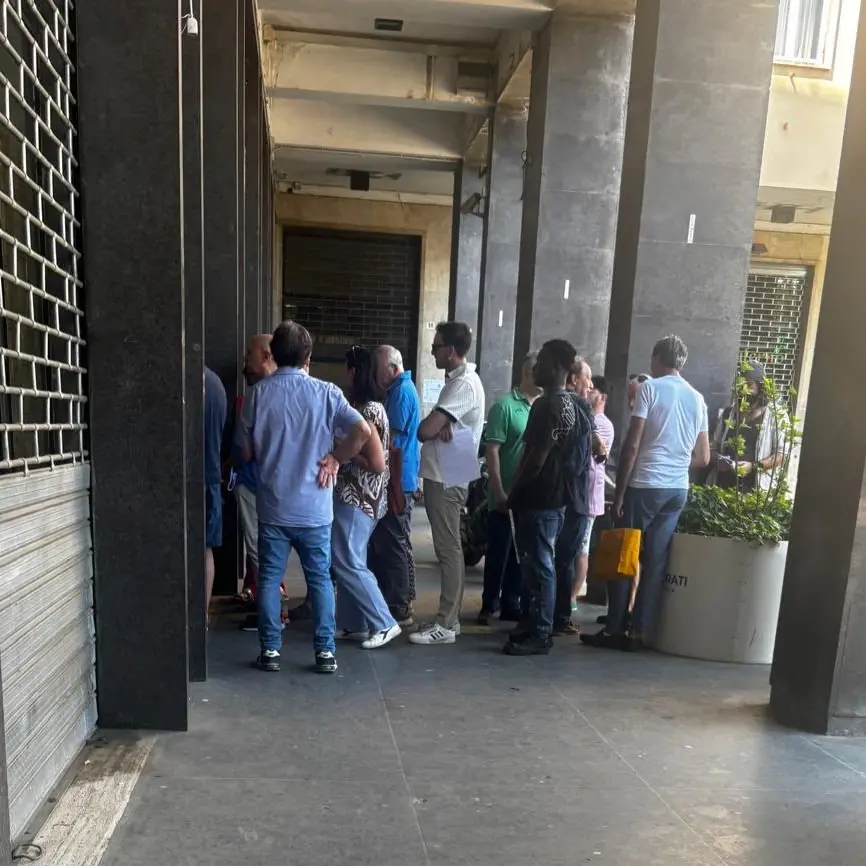 Uffici Tributi “improvvisati” sotto i portici a Cosenza, D’Ippolito e Dodaro: «Situazione indegna»\n