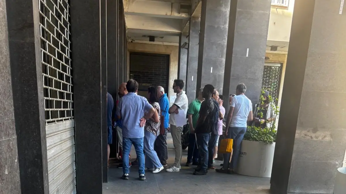 Uffici Tributi “improvvisati” sotto i portici a Cosenza, D’Ippolito e Dodaro: «Situazione indegna»\n