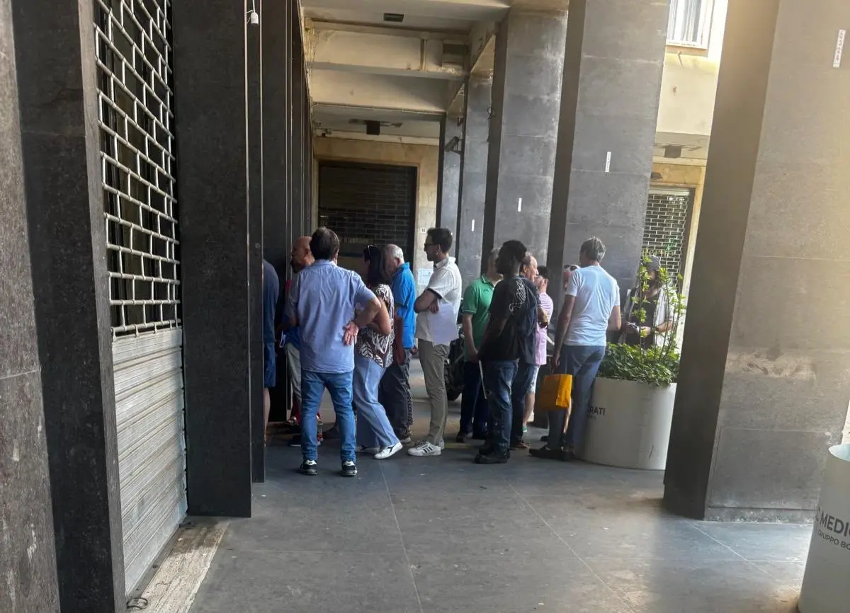Uffici Tributi “improvvisati” sotto i portici a Cosenza, D’Ippolito e Dodaro: «Situazione indegna»\n