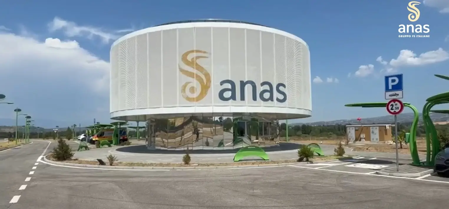A2, attiva la Green Island di Lattarico: ricariche elettriche e presidio sanitario | VIDEO\n