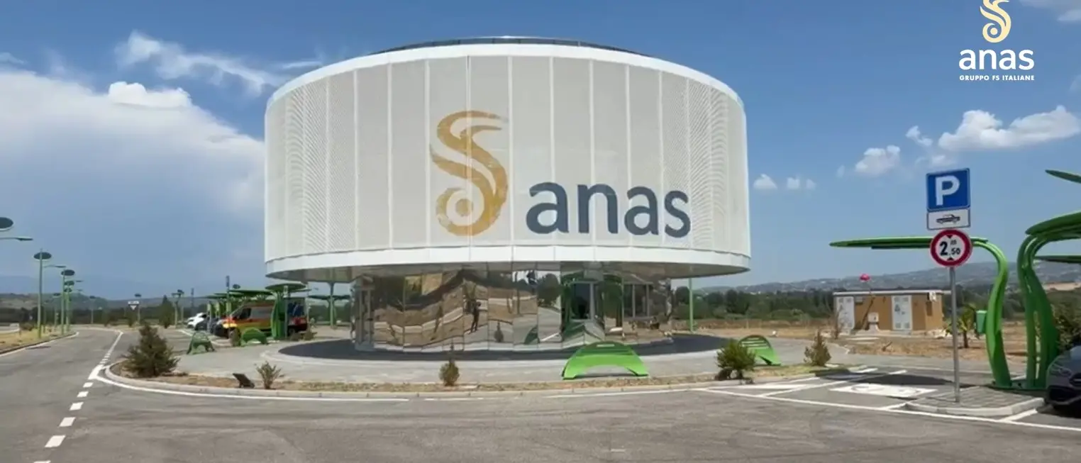 A2, attiva la Green Island di Lattarico: ricariche elettriche e presidio sanitario | VIDEO\n