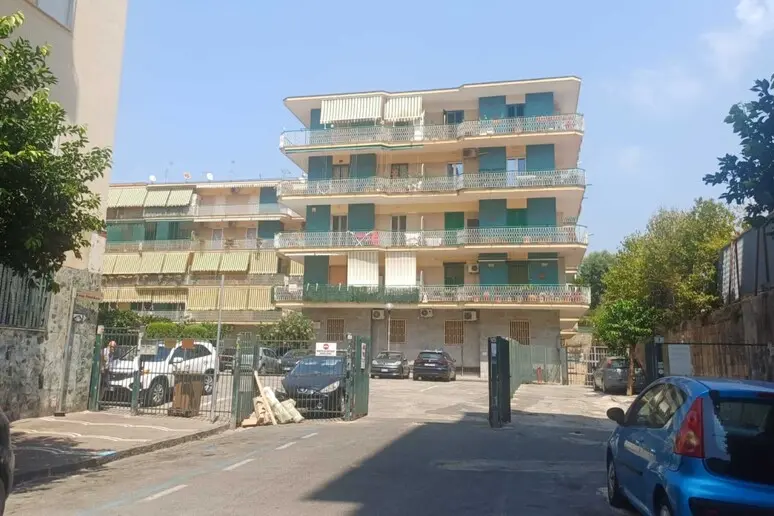 Portici, trovati morti in casa zia e nipote: il dramma scoperto dopo giorni, indagano i carabinieri\n