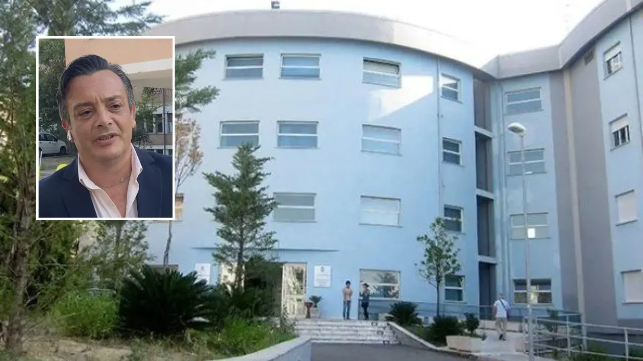 «All’ospedale di Castrovillari pazienti oncologici ammassati in una stanza senza sedie e aria condizionata»\n