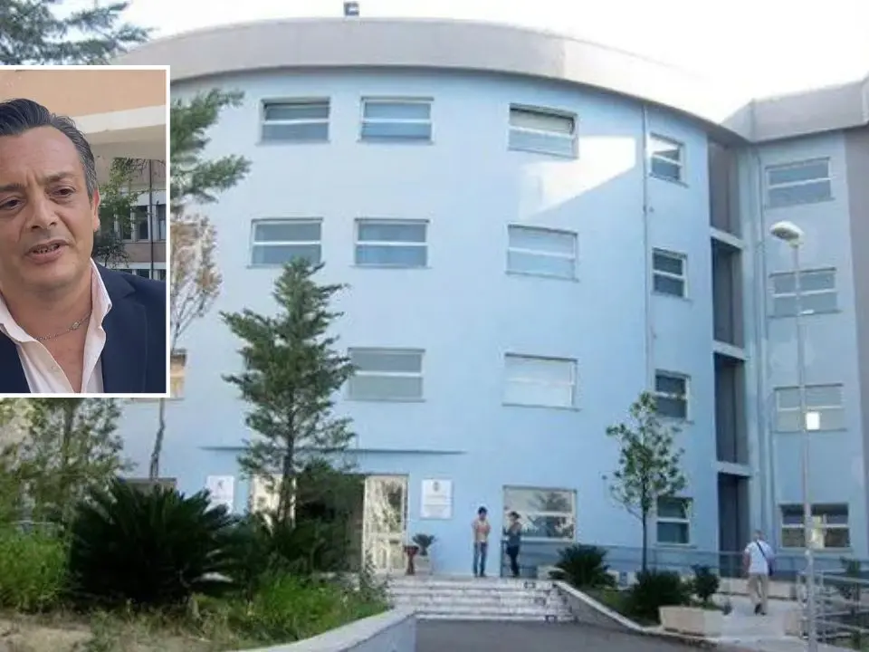 «All’ospedale di Castrovillari pazienti oncologici ammassati in una stanza senza sedie e aria condizionata»