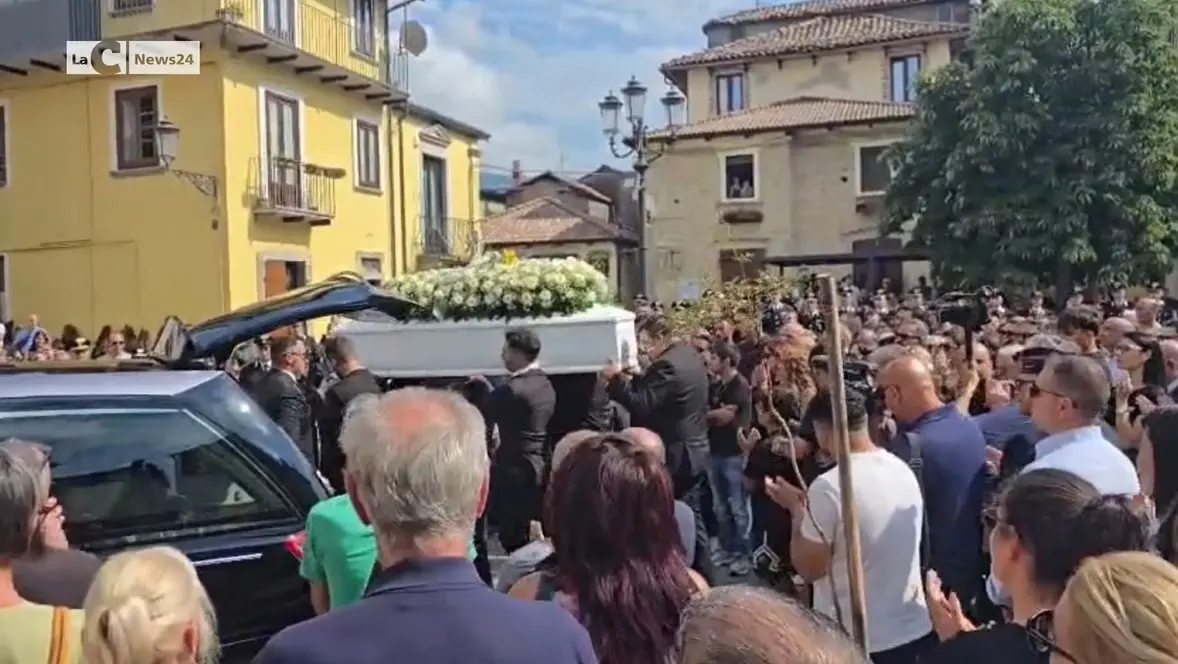 A Serra i funerali di Andrea Minasi, la 23enne investita a Vibo