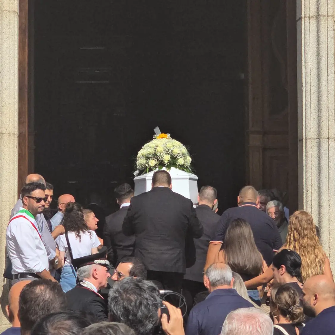 <p>L’addio ad Andrea Minasi. Il parroco: «Per nove giorni la comunità ha sperato, quell’amore non è andato perduto»</p>