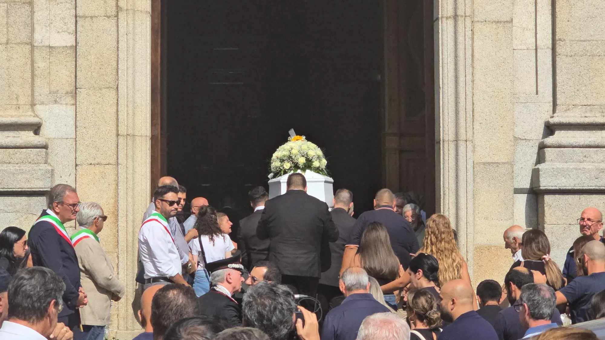 <p><span style=\"color:hsl(0, 75%, 60%);\">L’addio ad Andrea Minasi</span>. Il parroco: «Per nove giorni la comunità ha sperato, quell’amore non è andato perduto»</p>
