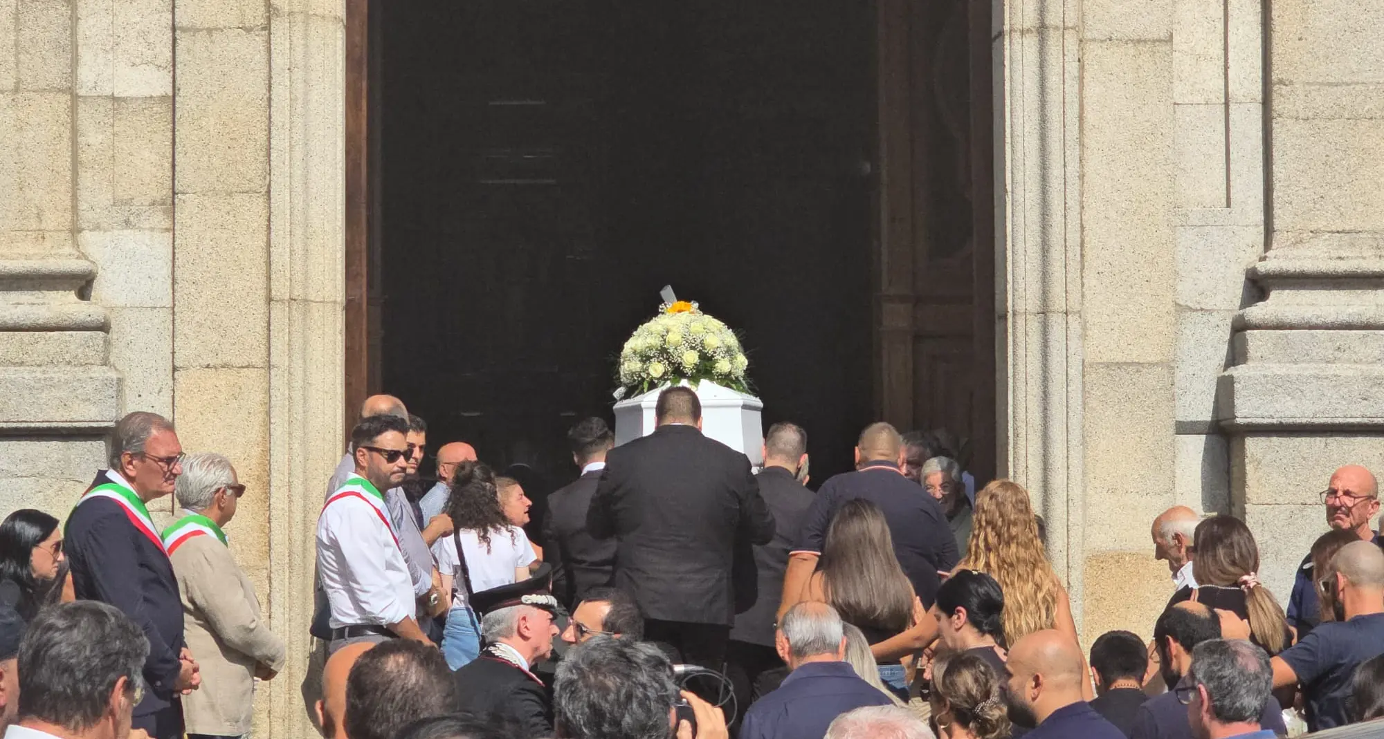 <p><span style=\"color:hsl(0, 75%, 60%);\">L’addio ad Andrea Minasi</span>. Il parroco: «Per nove giorni la comunità ha sperato, quell’amore non è andato perduto»</p>