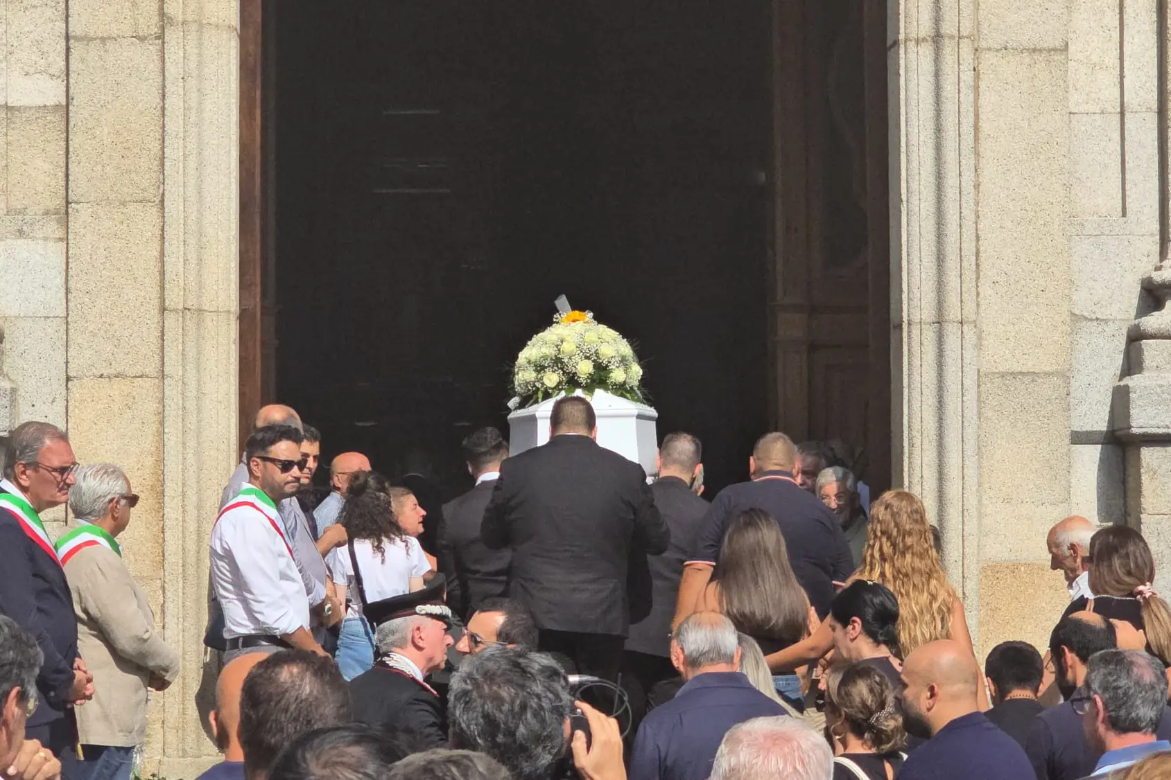 L’addio ad Andrea Minasi. Il parroco: «Per nove giorni la comunità ha sperato, quell’amore non è andato perduto»\n
