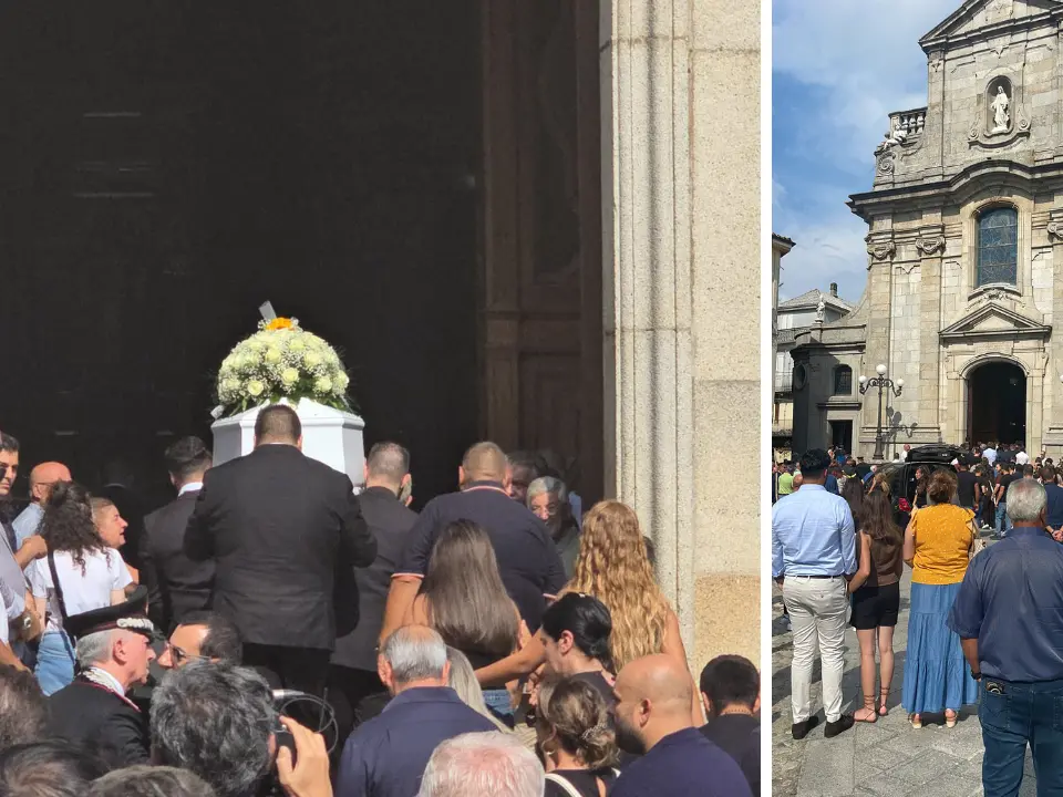«La morte non ha l’ultima parola», la chiesa piena di giovani per l’addio ad Andrea: il dolore degli amici e l’amore di Lorenzo