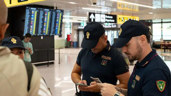 Dopo la decisione del governo di sospendere temporaneamente il trattato di Schengen con la Spagna, all\\'aeroporto di Fiumicino, in corrispondenza dei primi voli arrivati questa mattina rispettivamente da Barcellona e Madrid, sono scattati ad opera della Polizia di Frontiera i primi controlli a campione su passeggeri di Paesi terzi (extra Ue) in arrivo dalla Spagna. La macchina operativa per predisporre le verifiche si \\u00E8 messa in moto gi\\u00E0 da ieri sera. Le verifiche sono \"selettive\", e sotto la lente saranno cittadini di Paesi terzi in arrivo dalla Spagna, per accertare se siano in possesso dei documenti idonei a circolare in ambito Schengen. ANSA/TELENEWS , ANSA