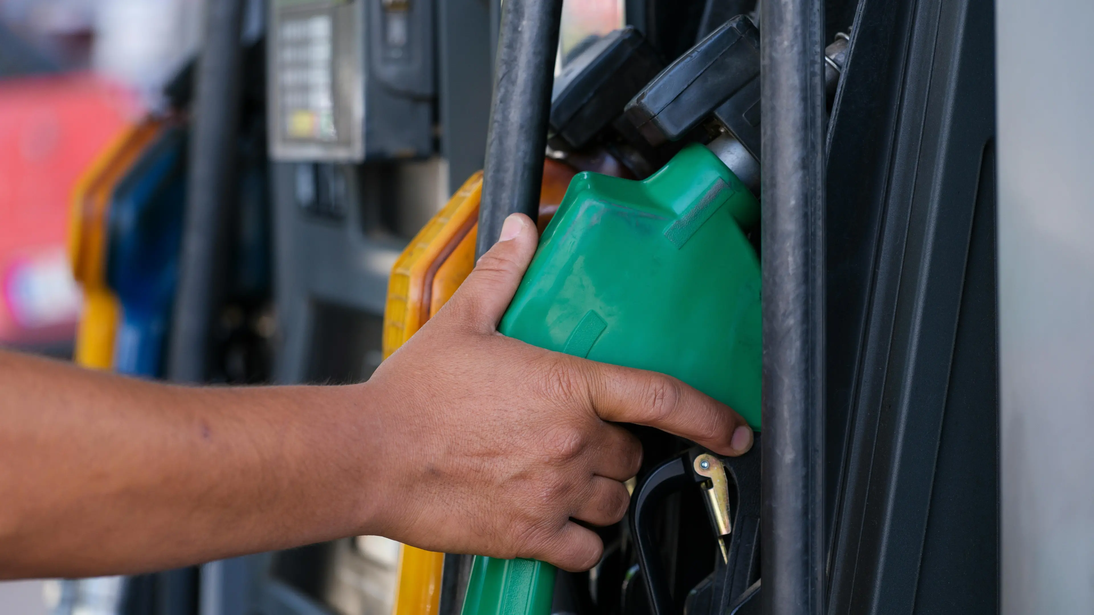 <p>Benzina e diesel, <span style=\"color:hsl(0, 75%, 60%);\">stangata da 524 milioni in Calabria</span>: ogni mese 43 milioni di euro “bruciati” dal caro carburanti</p>