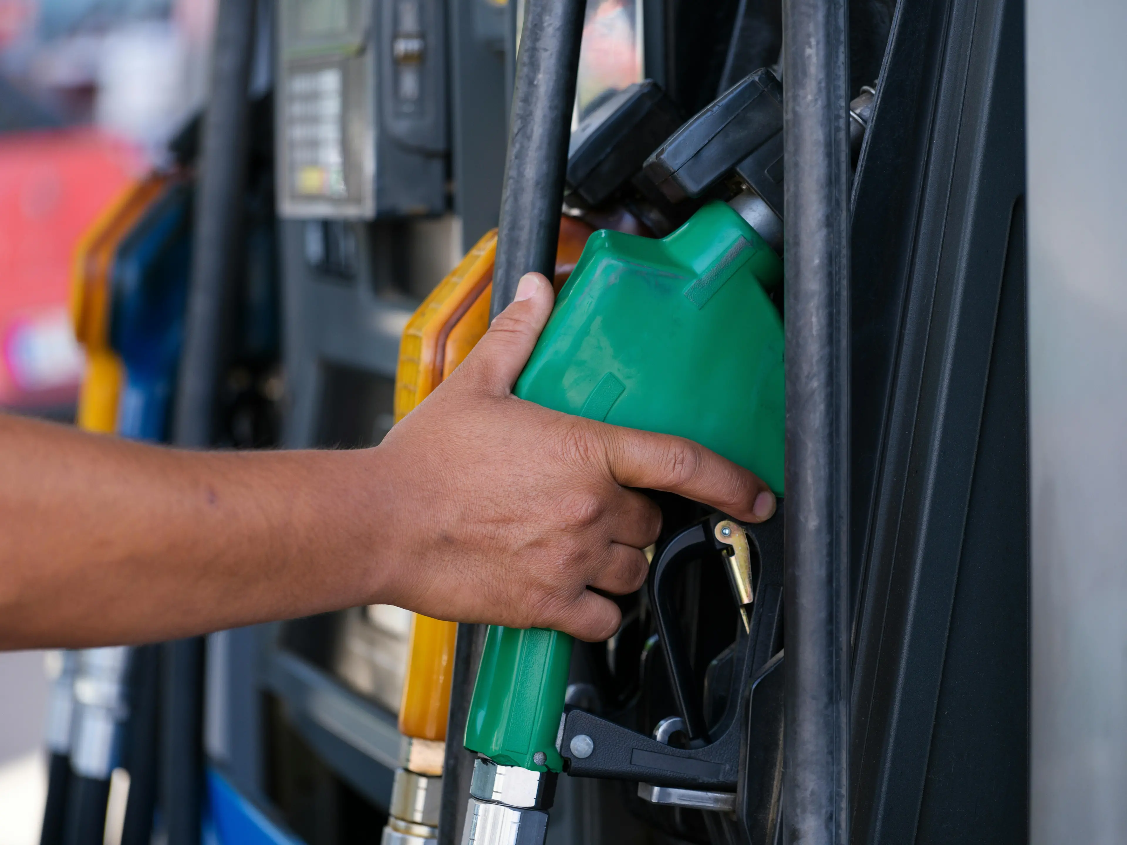 Benzina e diesel, stangata da 524 milioni in Calabria: ogni mese 43 milioni di euro “bruciati” dal caro carburanti\n