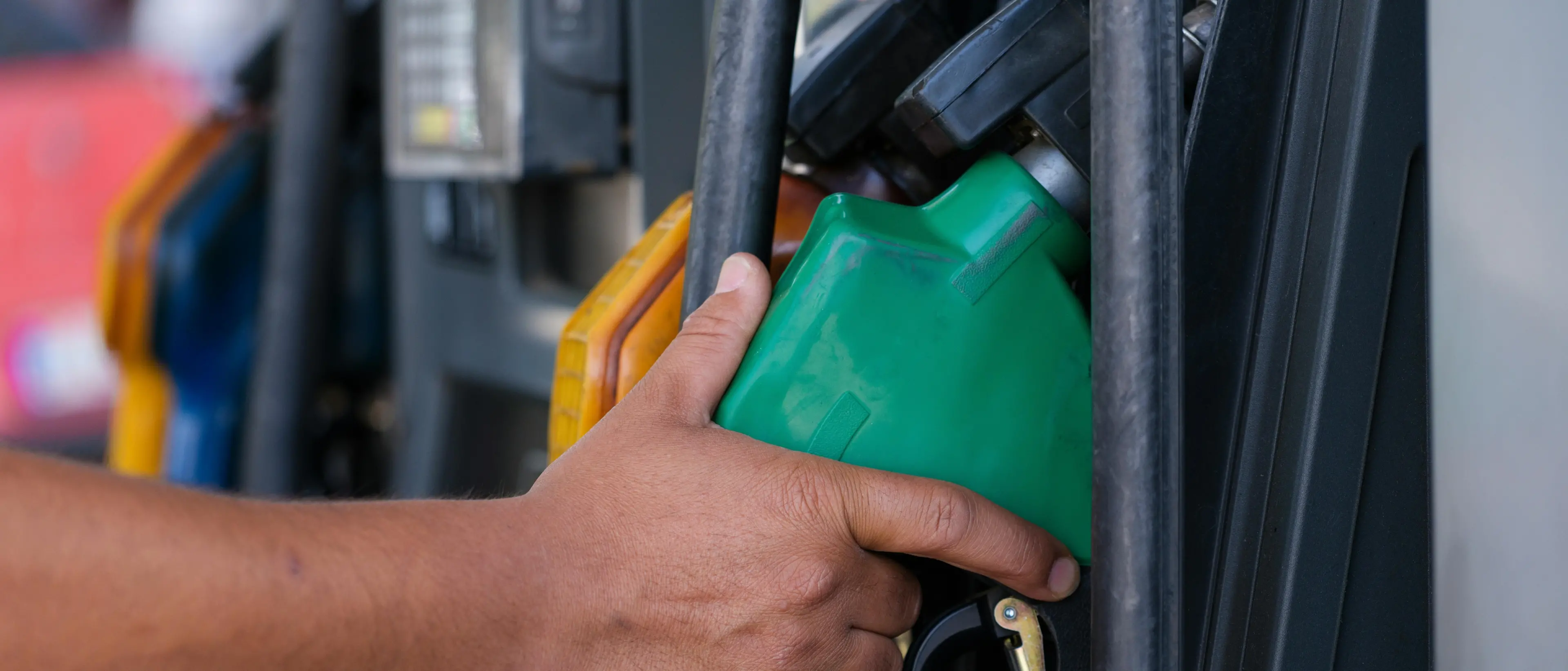 Benzina e diesel, stangata da 524 milioni in Calabria: ogni mese 43 milioni di euro “bruciati” dal caro carburanti\n