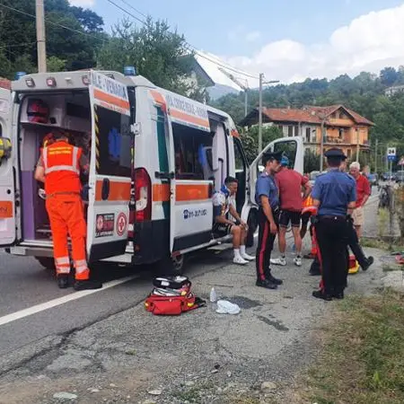 Torino, travolge ciclisti con auto poi torna indietro e li investe ancora: 4 feriti\n