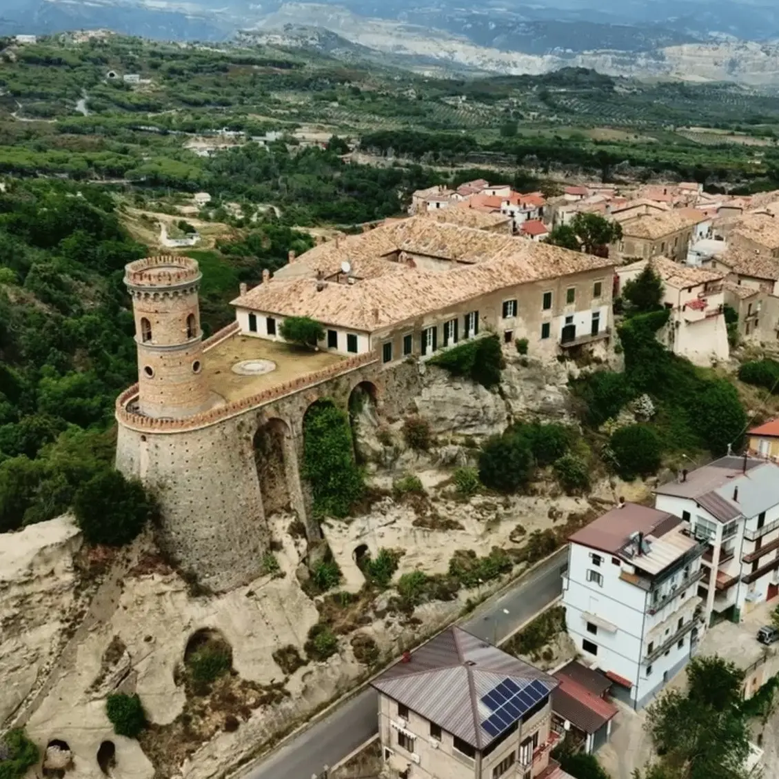 Il miracolo laico di Caccuri: così un paese aggrappato sulla roccia sfida lo spopolamento con la cultura\n