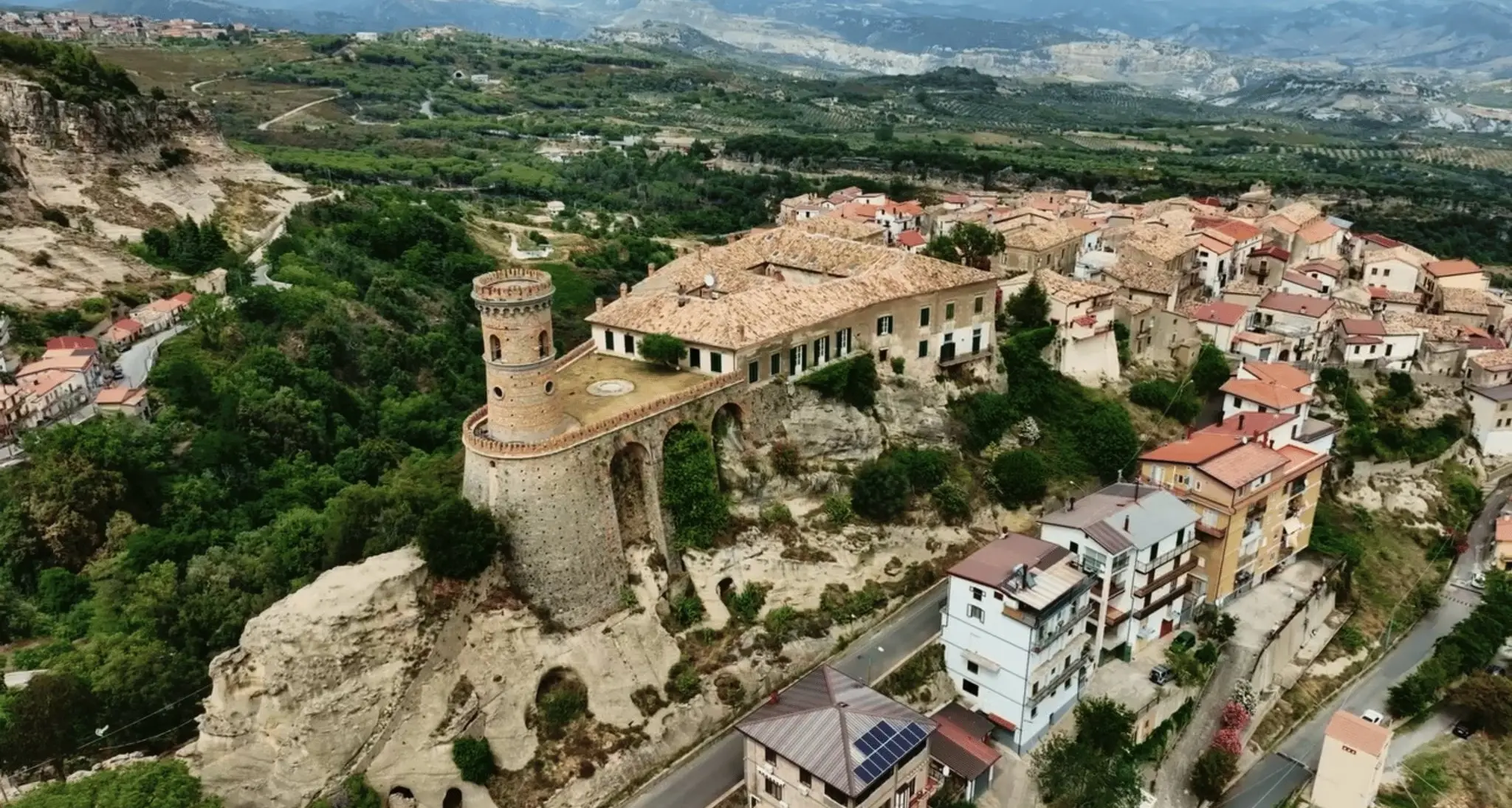 Il miracolo laico di Caccuri: così un paese aggrappato sulla roccia sfida lo spopolamento con la cultura\n