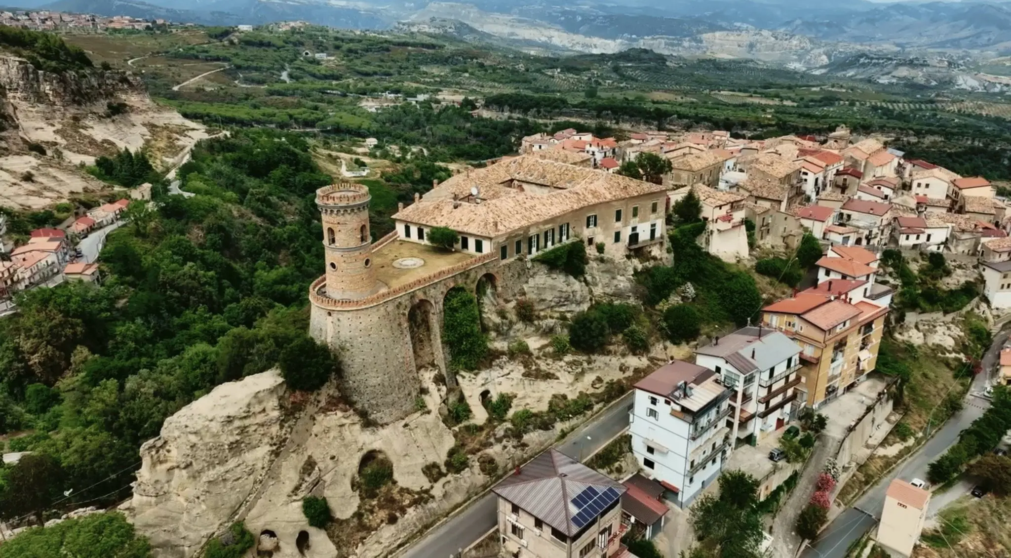 Il miracolo laico di Caccuri: così un paese aggrappato sulla roccia sfida lo spopolamento con la cultura\n