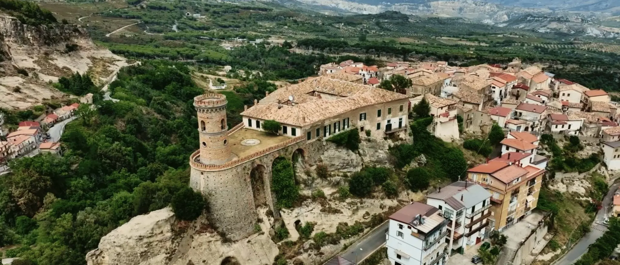 Il miracolo laico di Caccuri: così un paese aggrappato sulla roccia sfida lo spopolamento con la cultura\n
