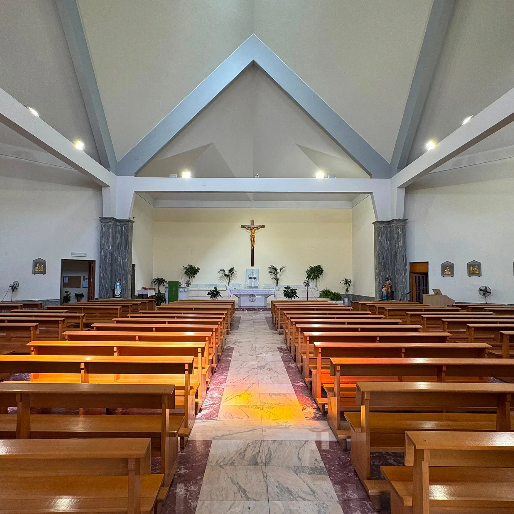 Michele Parisi firma il nuovo abside della chiesa\u00A0di Maria Santissima del Carmelo di Archi\n