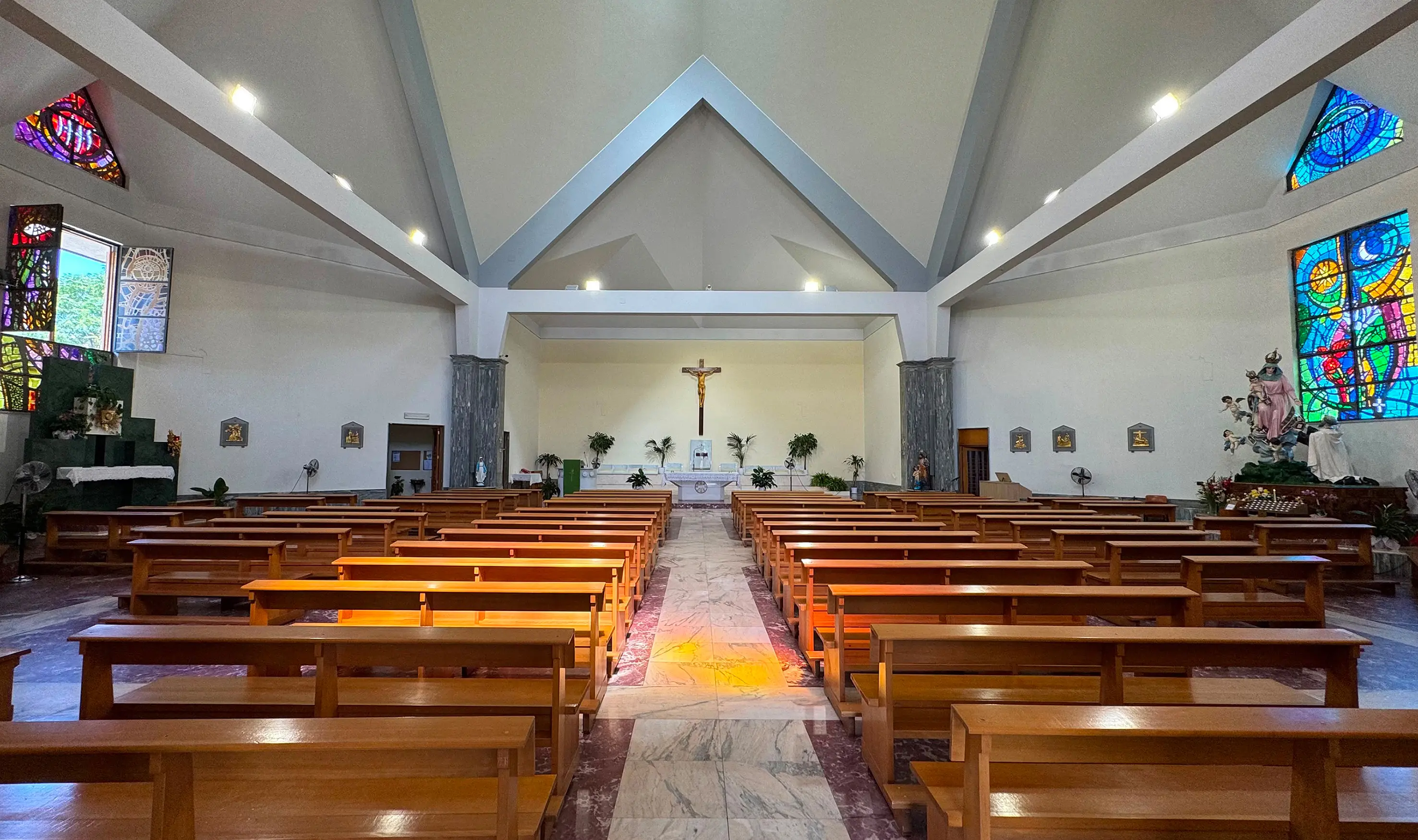Michele Parisi firma il nuovo abside della chiesa\u00A0di Maria Santissima del Carmelo di Archi\n