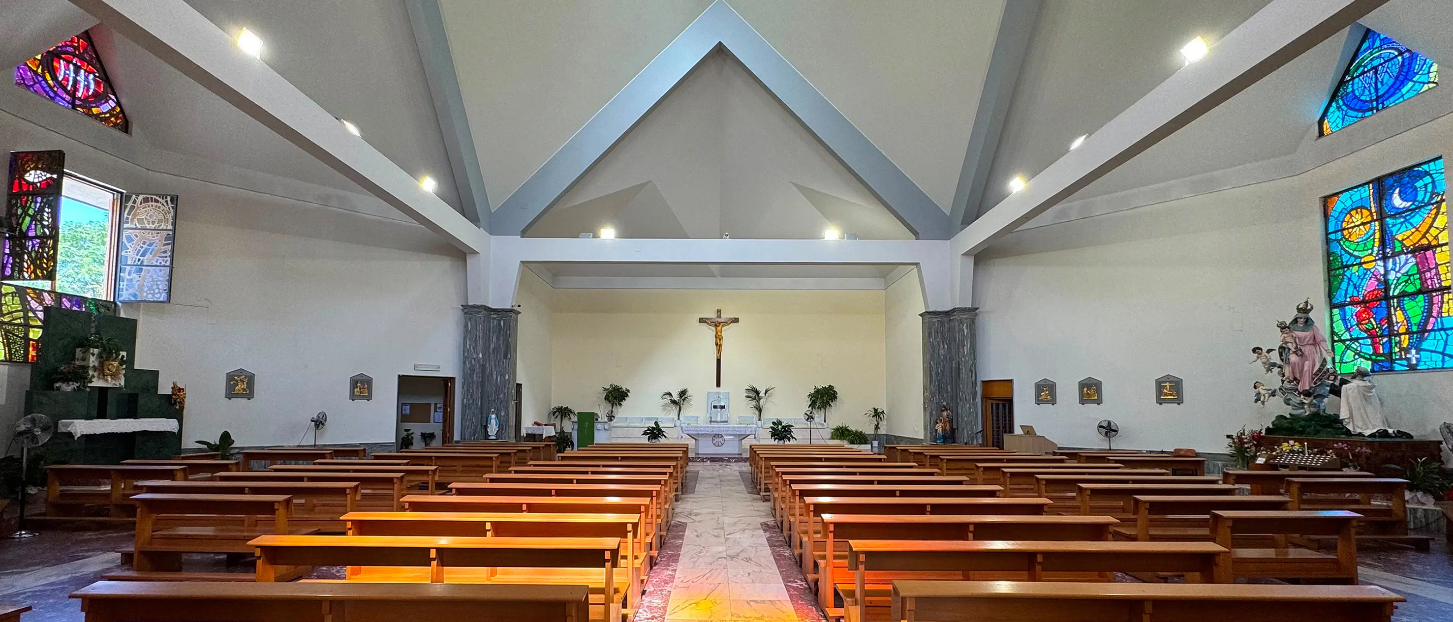 Michele Parisi firma il nuovo abside della chiesa\u00A0di Maria Santissima del Carmelo di Archi\n