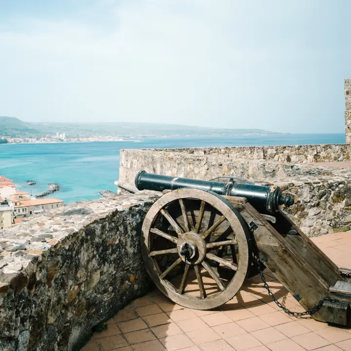 Oh che bel castello, viaggio tra torri e antichi manieri della provincia di Vibo Valentia\n