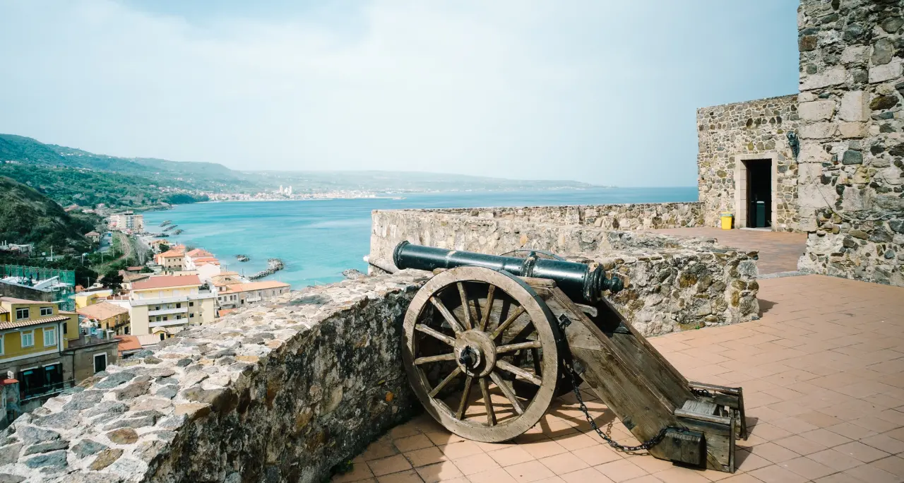 Oh che bel castello, viaggio tra torri e antichi manieri della provincia di Vibo Valentia\n