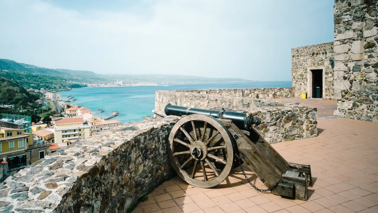 Oh che bel castello, viaggio tra torri e antichi manieri della provincia di Vibo Valentia\n