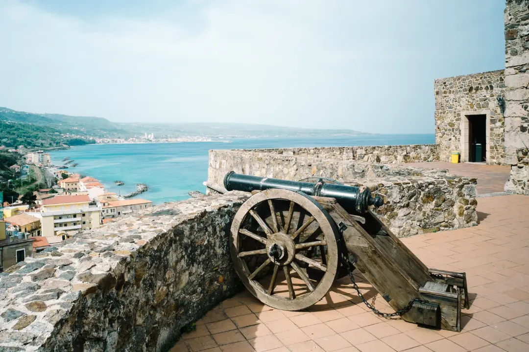Oh che bel castello, viaggio tra torri e antichi manieri della provincia di Vibo Valentia\n