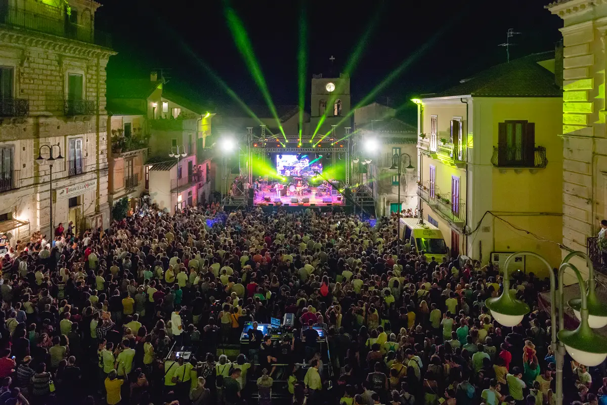 A Caulonia torna il Tarantella Festival: quattro giorni di musica, identità e \"Suoni di Pace\"\n