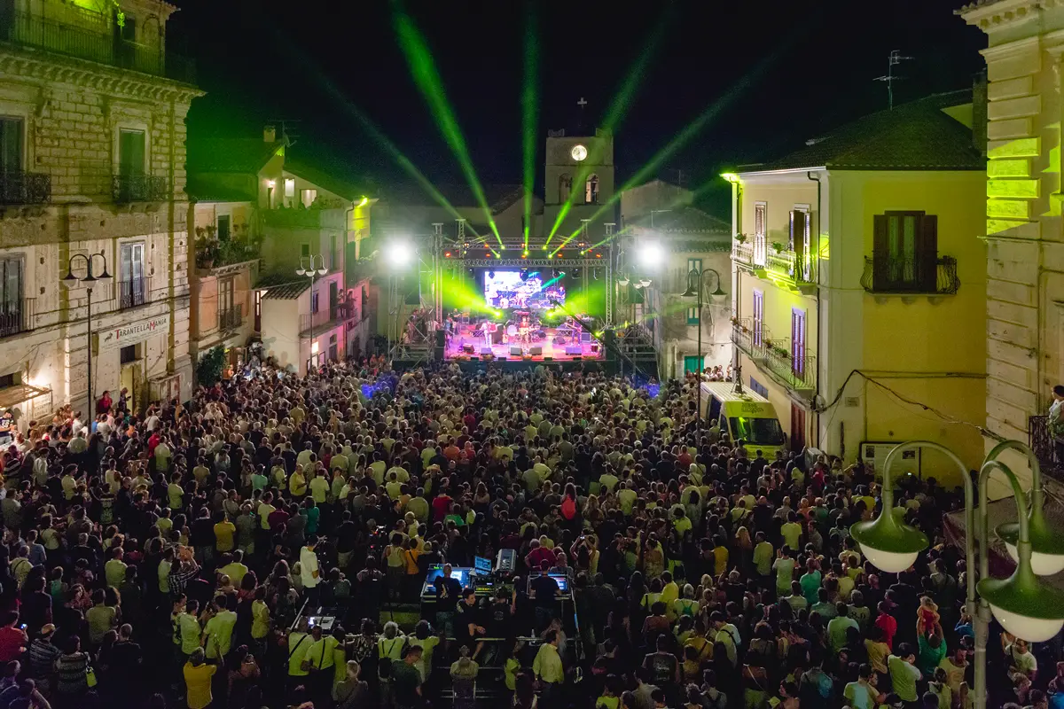 A Caulonia torna il Tarantella Festival: quattro giorni di musica, identità e \"Suoni di Pace\"\n