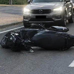 Incidente a Rossano, scontro tra auto e moto su viale Sant’Angelo: traffico in tilt e lunghe code\n