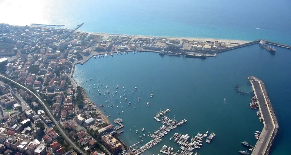 Porto di Vibo Marina, approvato il progetto per la demolizione dell’ex Civam: lavori da 1,5 mln, gara entro agosto\n