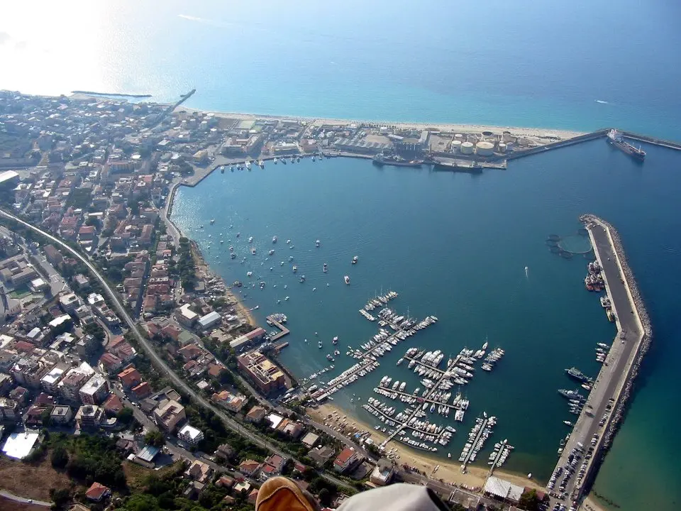 Porto di Vibo Marina, approvato il progetto per la demolizione dell’ex Civam: lavori da 1,5 mln, gara entro agosto\n