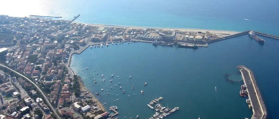 Porto di Vibo Marina, approvato il progetto per la demolizione dell’ex Civam: lavori da 1,5 mln, gara entro agosto\n