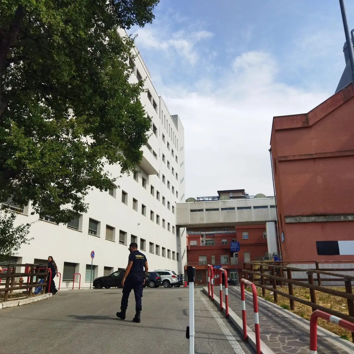 Chieti, difende il figlio durante una lite e viene colpito con un pugno: 50enne in coma\n