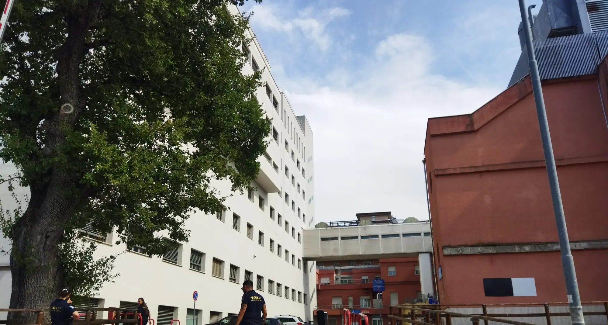 Chieti, difende il figlio durante una lite e viene colpito con un pugno: 50enne in coma\n
