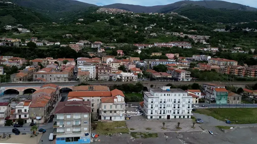 <p>Muore dopo un brutale pestaggio, il sindaco di Fuscaldo: «Inaccettabile». L’associazione La Pira: «<span style=\"color:hsl(0, 75%, 60%);\">Lavoratore instancabile</span>»</p>