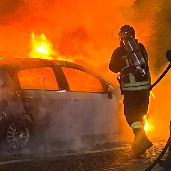 Corigliano Rossano: tre auto in fiamme nella notte, danni anche a un’abitazione. Indagini in corso\n