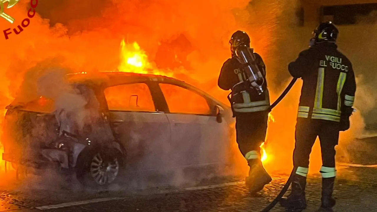 Corigliano Rossano: tre auto in fiamme nella notte, danni anche a un’abitazione. Indagini in corso\n